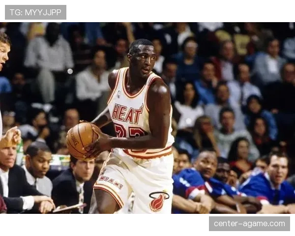 埃迪·琼斯无球跑动制造空位，三分效率领跑后卫