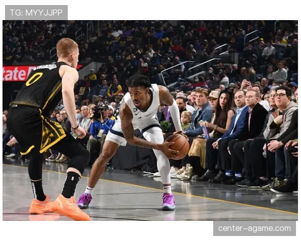 班恩靠无球跑位拉开空间，命中效率胜过莫兰特持球