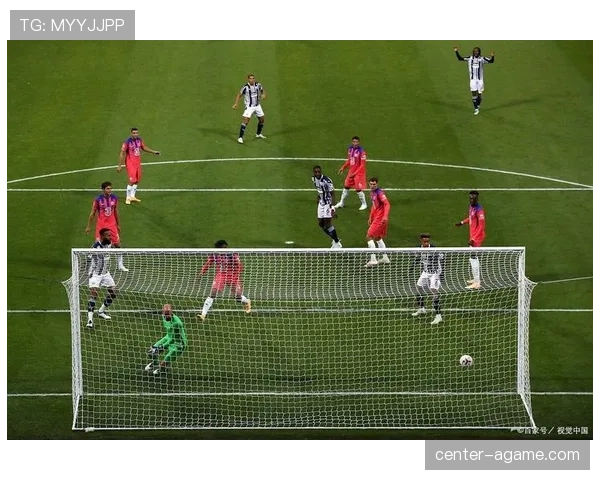 越位判定：触球瞬间以与倒数第二名位置及是否参与进攻为准