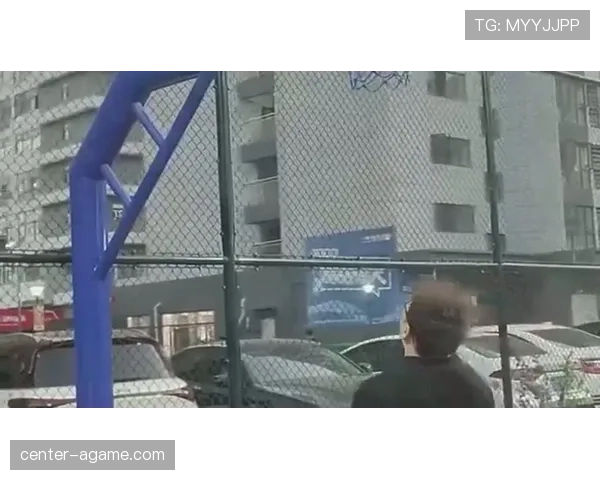 篮球中球卡在篮筐上怎么办？判罚规则及实战应对策略详解